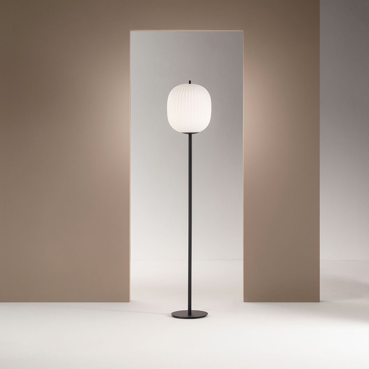 Stehlampe aus schwarzem Metall mit geblasenem Glasschirm Domizia-A Aktion Stehlampe aus schwarzem Metall mit geblasenem Glasschirm Domizia-A Aktion