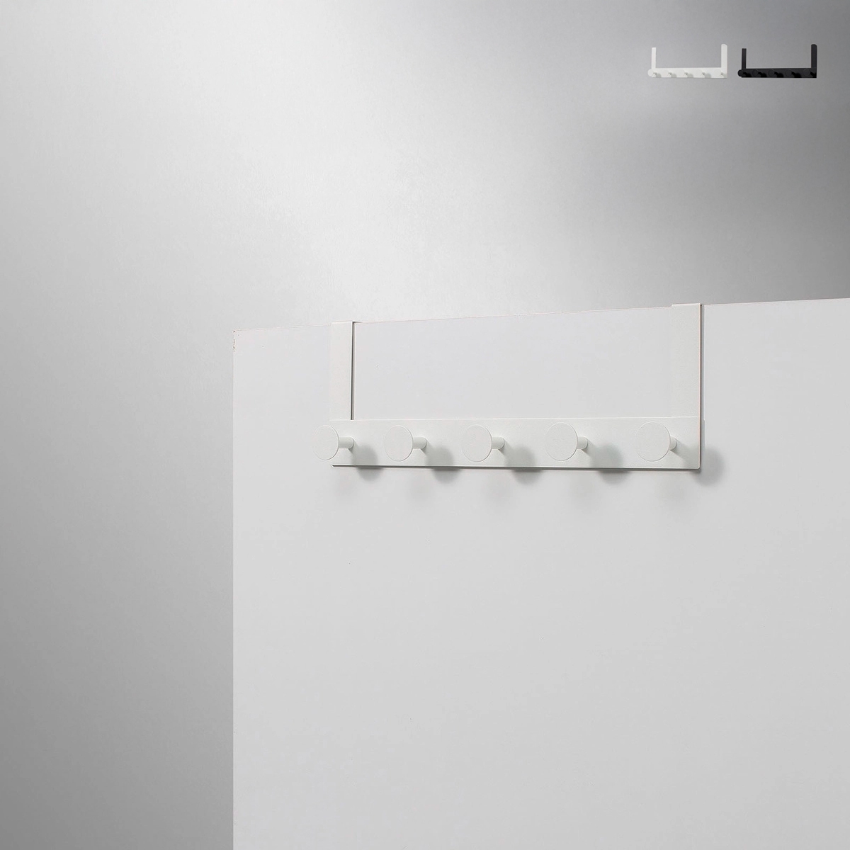 Platzsparender Türgarderobe aus Metall mit 5 Haken Swift Aktion Platzsparender Türgarderobe aus Metall mit 5 Haken Swift Aktion