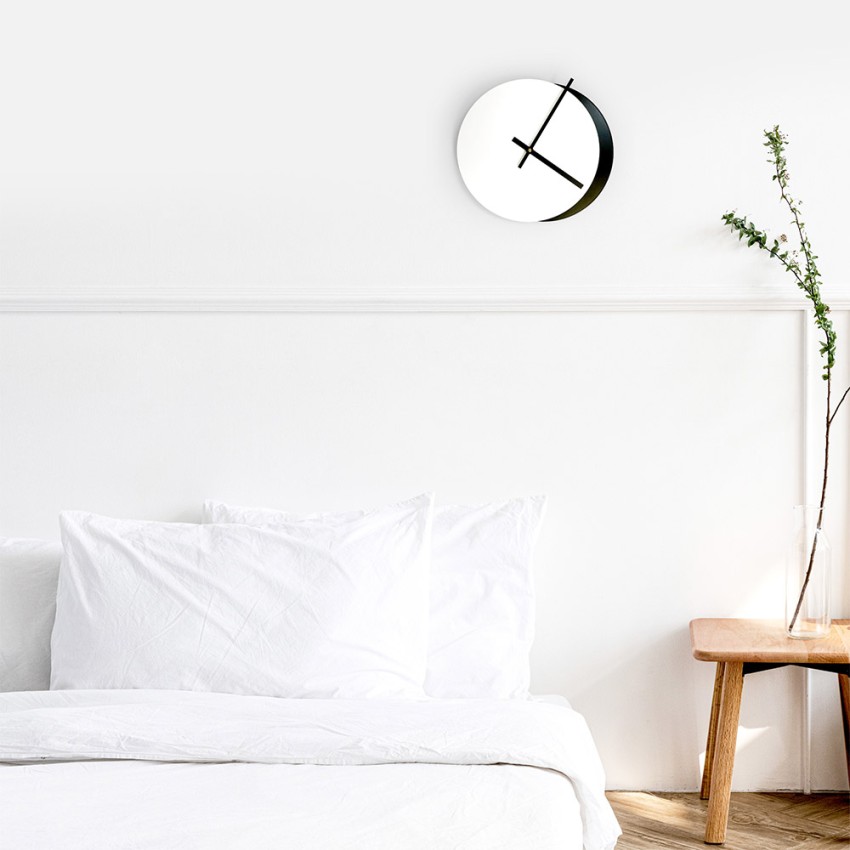 Moderne minimalistische runde Wand uhr in Weiß und Schwarz Eclissi Aktion Moderne minimalistische runde Wand uhr in Weiß und Schwarz Eclissi Aktion